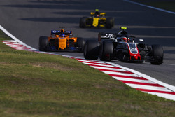 Kevin Magnussen, Haas F1 Team VF-18 Ferrari, Fernando Alonso, McLaren MCL33 Renault, and Carlos Sain