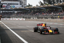 Ganador, Max Verstappen, Red Bull Racing RB13 se lleva la bandera a cuadros.