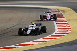 Sergey Sirotkin, Williams FW41 Mercedes, Sergio Perez, Force India VJM11 Mercedes