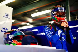 Brendon Hartley, Toro Rosso, straps his helmet on