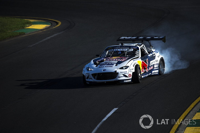 "Mad Mike" Michael Whiddett, Mazda RX7 ve yolcusu Daniel Ricciardo, Red Bull Racing