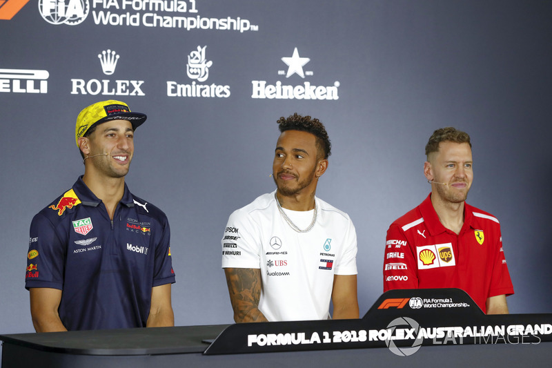 Daniel Ricciardo, Red Bull Racing, Lewis Hamilton, Mercedes AMG F1, y Sebastian Vettel, Ferrari, en 