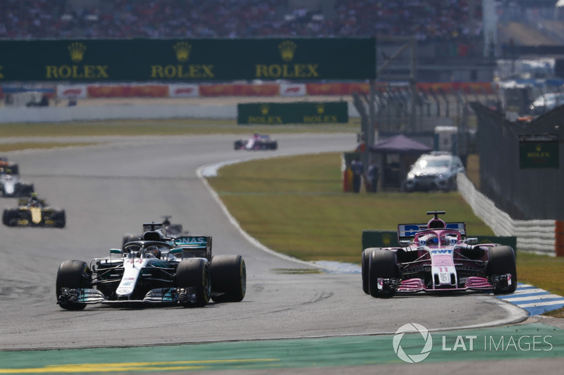 Lewis Hamilton, Mercedes AMG F1 W09, Sergio Perez, Force India VJM11
