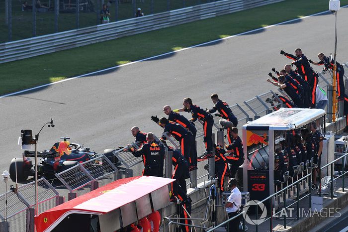 Daniel Ricciardo, Red Bull Racing RB14 bandera a cuadros