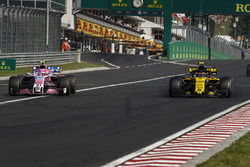 Esteban Ocon, Force India VJM11, lotta con Carlos Sainz Jr., Renault Sport F1 Team R.S. 18