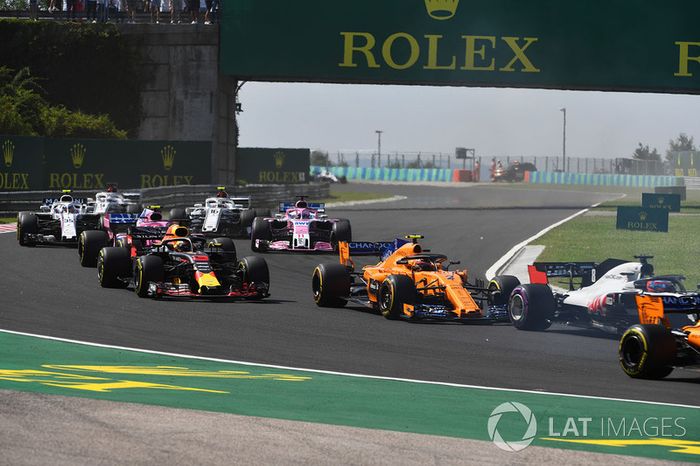 Stoffel Vandoorne, McLaren MCL33 y Daniel Ricciardo, Red Bull Racing RB14 al inicio