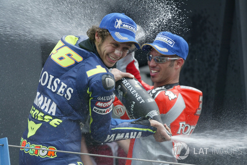 Podio: 1º Valentino Rossi, 2º Sete Gibernau, 3º Marco Melandri