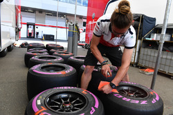 Sauber mechanic marks Pirelli tyres