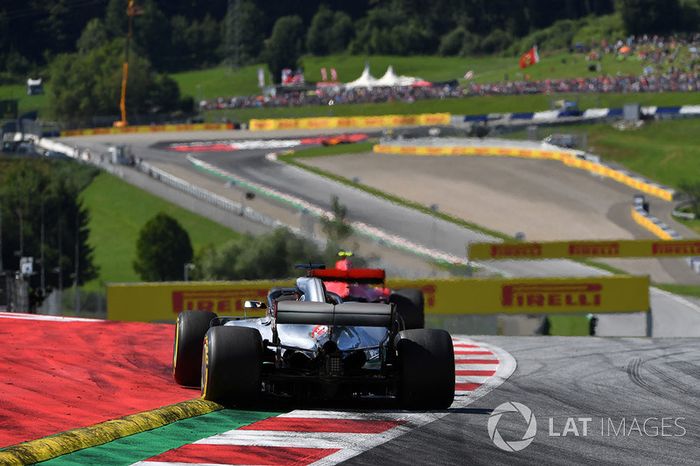 Lewis Hamilton, Mercedes-AMG F1 W09 y Kimi Raikkonen, Ferrari SF71H