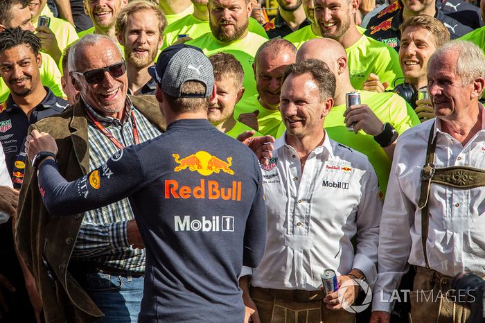 Max Verstappen, Red Bull Racing con Dietrich Mateschitz, CEO de Red Bull, Christian Horner, Red Bull Racing Team Principal, Dr Helmut Marko, Red Bull Motorsport y el equipo 