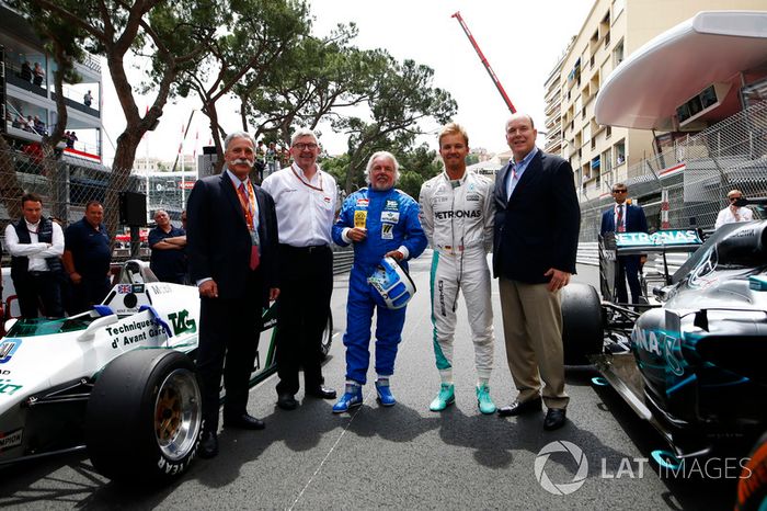 Chase Carey, CEO de Formula One, Ross Brawn, director deportivo de FOM, Keke Rosberg, Nico Rosberg y el Príncipe Alberto con el Williams FW08 Cosworth y el Mercedes W07