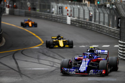 Pierre Gasly, Toro Rosso STR13, leads Nico Hulkenberg, Renault Sport F1 Team R.S. 18, and Stoffel Vandoorne, McLaren MCL33