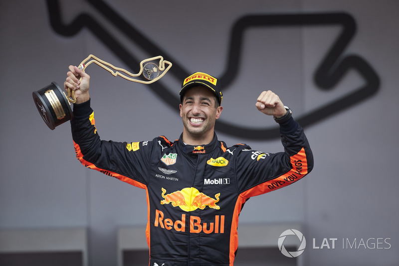 Race winner Daniel Ricciardo, Red Bull Racing, with his trophy