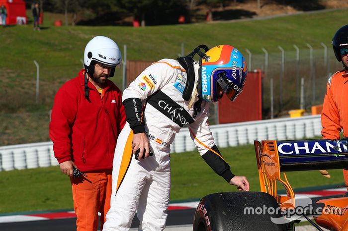 Fernando Alonso, McLaren MCL33 stops on the side of the track