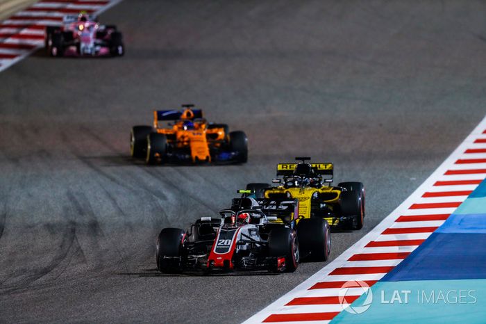 Kevin Magnussen, Haas F1 Team VF-18 Ferrari, Nico Hulkenberg, Renault Sport F1 Team R.S. 18, Fernando Alonso, McLaren MCL33 Renault