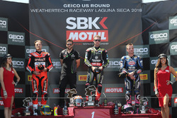 Подіум: друге місце Чаз Девіс, Aruba.it Racing-Ducati SBK Team, переможець гонки Джонатан Рей, Kawasaki Racing, третє місце Міхаел ван дер Марк, Pata Yamaha