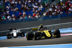 Carlos Sainz Jr., Renault Sport F1 Team R.S. 18, leads Marcus Ericsson, Sauber C37