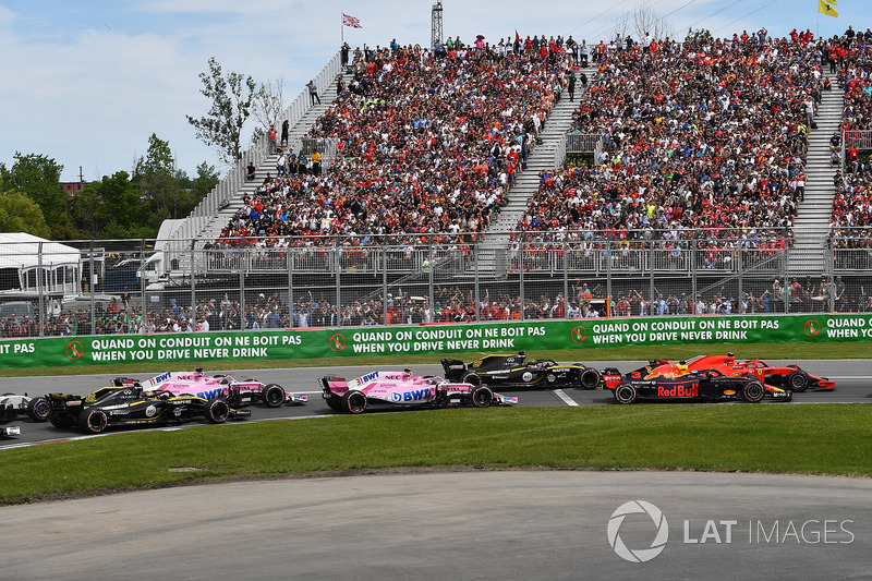 Daniel Ricciardo, Red Bull Racing RB14 and Kimi Raikkonen, Ferrari SF71H battle at the start of the
