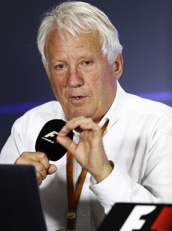 Charlie Whiting, Director de carrera de la FIA en una conferencia de prensa para explicar las decisi