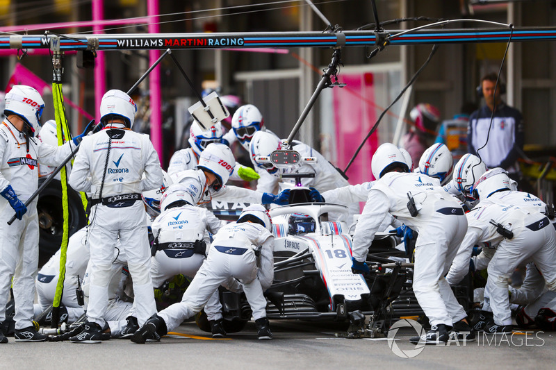 Lance Stroll, Williams FW41 Mercedes, pit stop