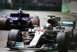 Lewis Hamilton, Mercedes AMG F1 W08  pasa el coche chocado de Marcus Ericsson, Sauber C36