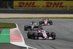 Sergio Perez, Sahara Force India F1 VJM10, Lewis Hamilton, Mercedes AMG F1 W08
