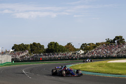 Daniil Kvyat, Scuderia Toro Rosso STR12; Antonio Giovinazzi, Sauber C36