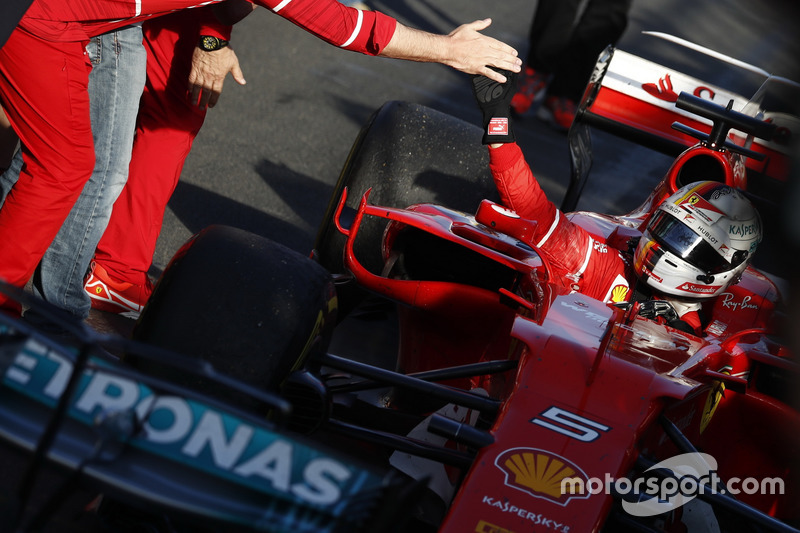 Sebastian Vettel, Ferrari SF70H, vainqueur, fête sa victoire dans le Parc Fermé