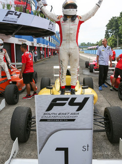 Pemenang Race 2: Akash Gowda