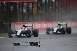 Lewis Hamilton, Mercedes AMG F1 W07 Hybrid et son équipier Nico Rosberg, Mercedes AMG F1 W07 Hybrid passent des débris de la Sauber C35 de Marcus Ericsson, Sauber F1 Team