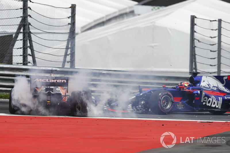 Fernando Alonso, McLaren MCL32 and Daniil Kvyat, Scuderia Toro Rosso STR12 collide at the start of t