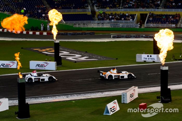 Sebastian Vettel, supera a Tom Kristensen, conduce el Radical SR3 RSX on track