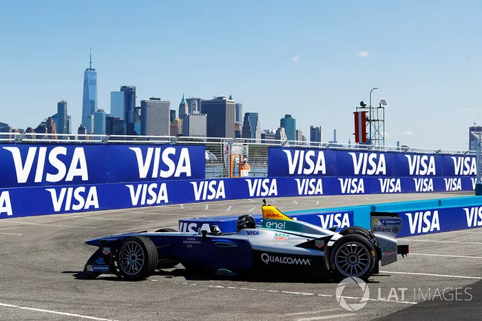 Chris Hemsworth guida una vettura di Formula E