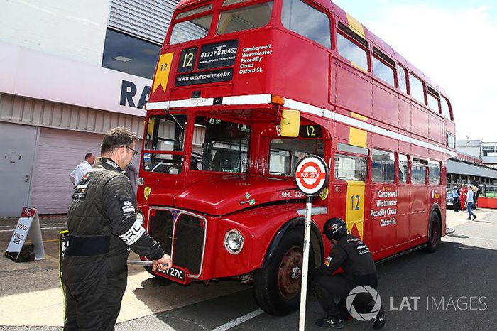 Un autobús Routemaster con invitados en pista durante los libres