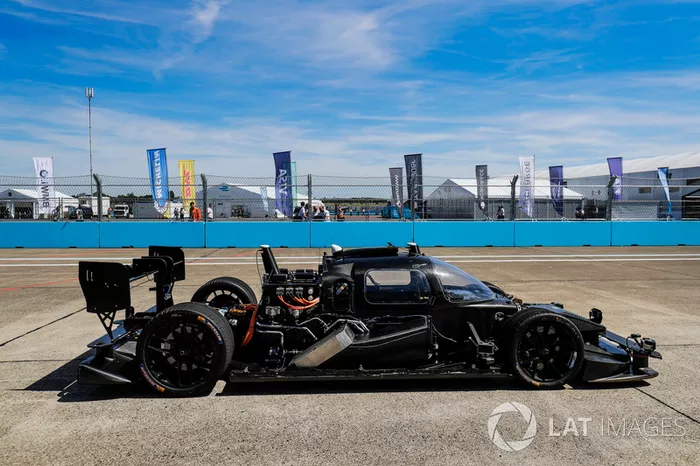 Auto de la Roborace en la pista