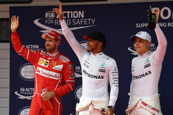 Sebastian Vettel, Ferrari, l'auteur de la pole position Lewis Hamilton, Mercedes AMG F1 et Valtteri Bottas, Mercedes AMG F1 célèbrent leur performance en parc fermé