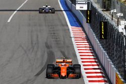 Stoffel Vandoorne, McLaren MCL32, Pascal Wehrlein, Sauber C36-Ferrari