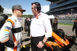 Stoffel Vandoorne, McLaren; Eric Boullier, McLaren, Rennleiter