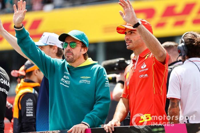 Fernando Alonso, Aston Martin F1 Team, Carlos Sainz, Scuderia Ferrari, saludan a la multitud durante el desfile de pilotos. 