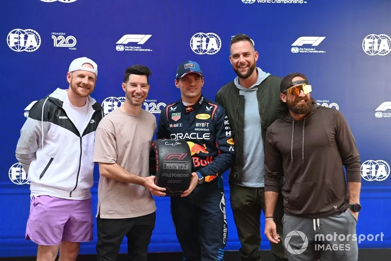 Le groupe américain de sport et de comédie Dude Perfect remet à Max Verstappen, Red Bull Racing, son prix de la pole position Pirelli.