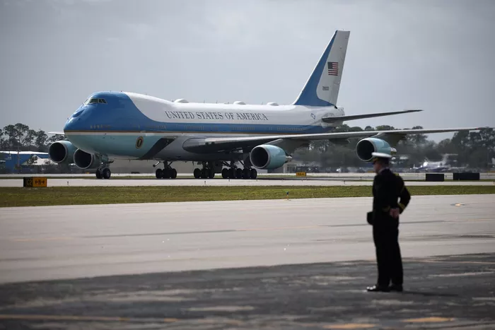 El Air Force One se deja ver en la visita del presidente de Estados Unidos, Donald Trump, a las 500 Millas de Daytona