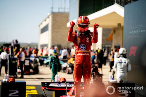 Charles Leclerc, Scuderia Ferrari, 1ª posição, festeja no Parc Ferme 
