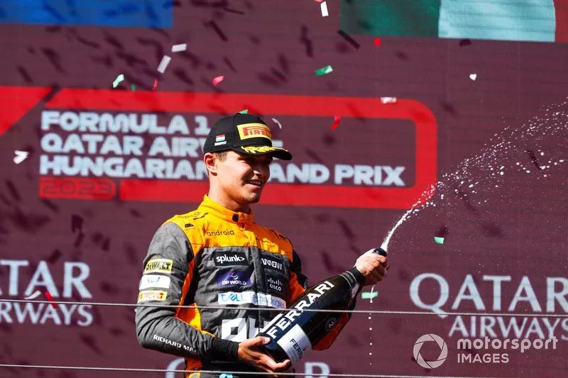 Lando Norris, McLaren, 2a posizione, spruzza Champagne sul podio