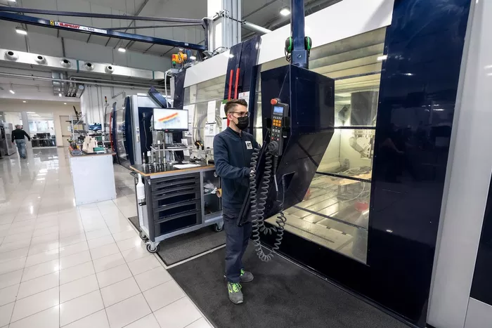 Freesmachines in de AlphaTauri fabriek bezoeken