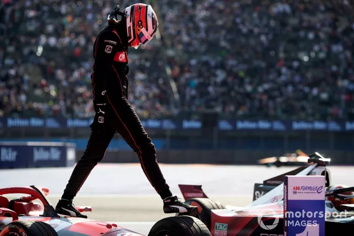 Jake Dennis, Andretti Autosport, Porsche 99 X Electric Gen3, 1ª posición, celebra tras la carrera