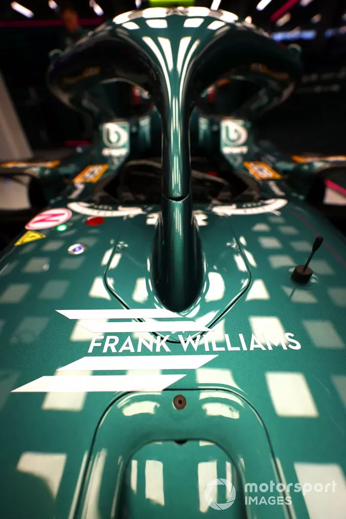 Sticker conmemorativo de Frank Williams en el Aston Martin