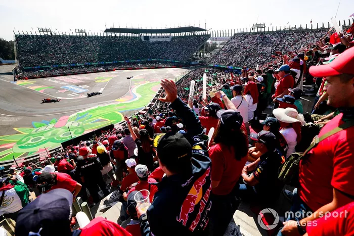 Fans aclaman a Lewis Hamilton, Mercedes W12, Sergio Pérez, Red Bull Racing RB16B