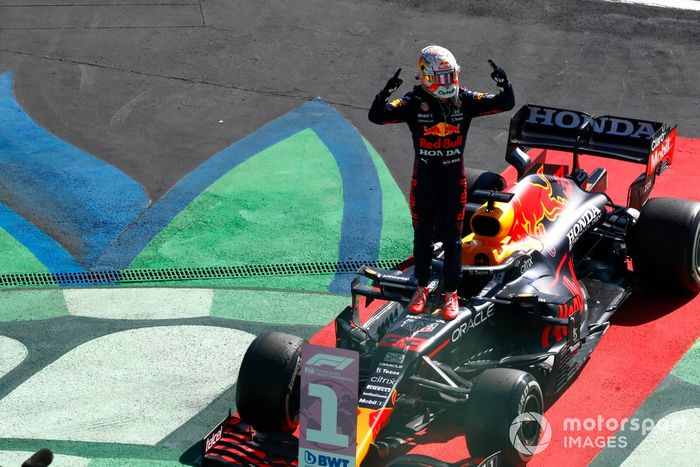 Ganador Max Verstappen, Red Bull Racing, celebra en el Parc Ferme
