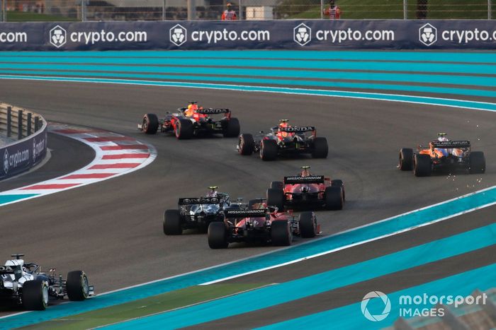 Max Verstappen, Red Bull Racing RB16B, Sergio Pérez, Red Bull Racing RB16B, Lando Norris, McLaren MCL35M, Carlos Sainz Jr., Ferrari SF21, el resto del grupo en la salida