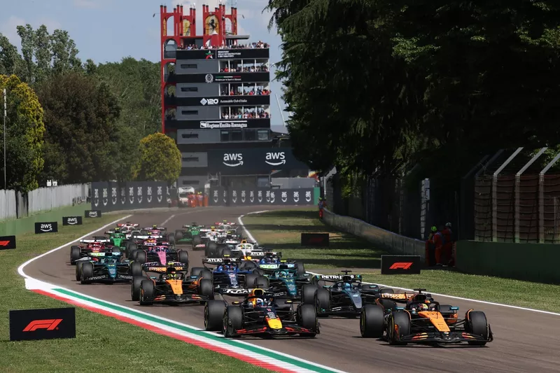 Max Verstappen, Red Bull Racing, Oscar Piastri, McLaren